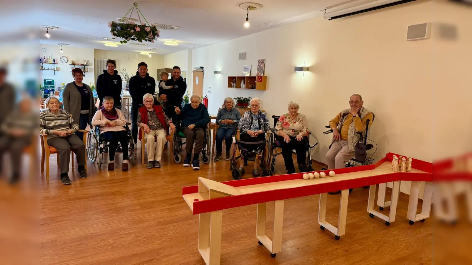 Die Bewohnerinnen und Bewohner freuen sich über Ihre neue Kegelbahn.  (Foto: Kursana)