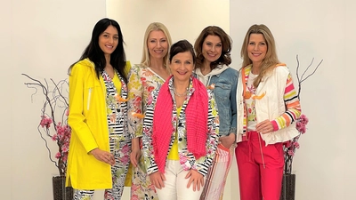 Maria Erlacher (vorne Mitte) im Kreise ihrer Models. (Foto: Bärbel Schäfer)