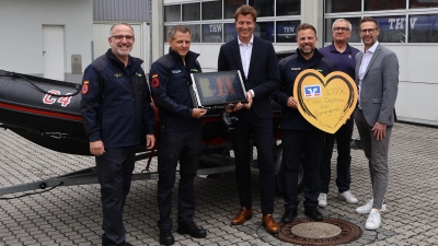 THW-Ortsbeauftragter Christian Weber, Zugtruppführer Andreas Schultes, Klaus Berger (Vorstand der Volksbank Raiffeisenbank Dachau) , stv. Ortsbeauftragter Sven Langer, Andreas Kraut (Kassier Förderverein THW Dachau) und Florian Rohrmüller (Pressesprecherder Volksbank Raiffeisenbank Dachau) bei der Übergabe (von links).<br> (Foto: red)