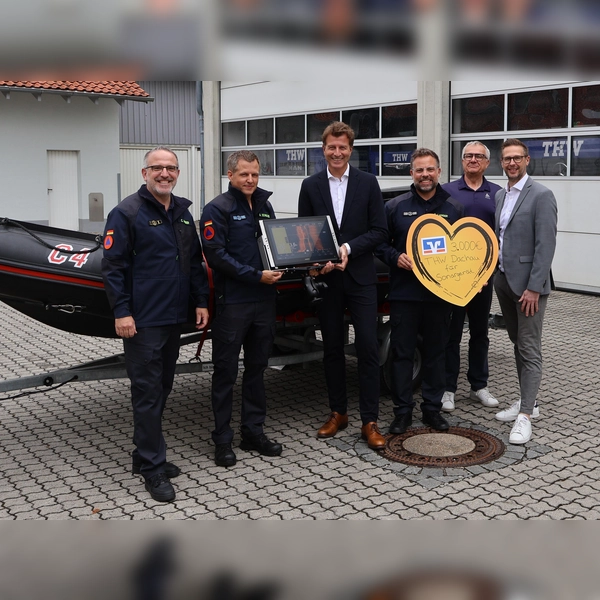 THW-Ortsbeauftragter Christian Weber, Zugtruppführer Andreas Schultes, Klaus Berger (Vorstand der Volksbank Raiffeisenbank Dachau) , stv. Ortsbeauftragter Sven Langer, Andreas Kraut (Kassier Förderverein THW Dachau) und Florian Rohrmüller (Pressesprecherder Volksbank Raiffeisenbank Dachau) bei der Übergabe (von links).<br> (Foto: red)