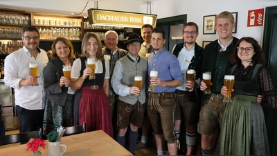 Das bier schmeckt (von links): Tobias Schneider, Claudia Fahrenschon, Andrea Dvorak-Löffler, Christian Fahrenschon, Florian Hartmann, Daniel Gall, Andreas Eberl, Matthias Bachhuber, Patrick Klotzsch, Anna-Maria Fahrenschon. (Foto: amperbräu)