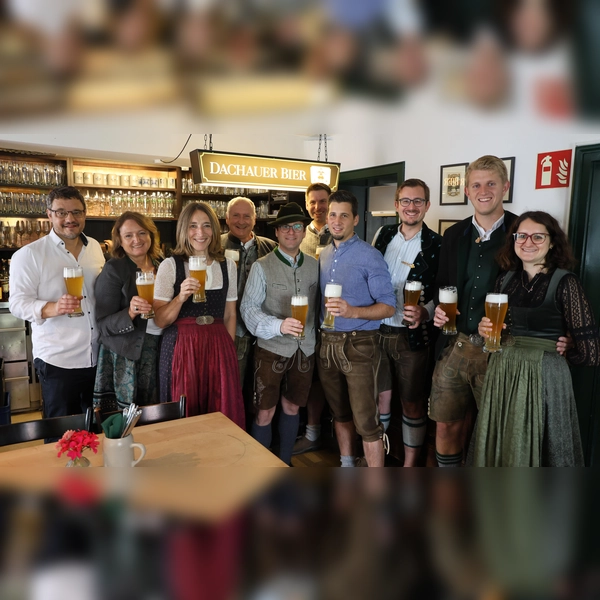 Das bier schmeckt (von links): Tobias Schneider, Claudia Fahrenschon, Andrea Dvorak-Löffler, Christian Fahrenschon, Florian Hartmann, Daniel Gall, Andreas Eberl, Matthias Bachhuber, Patrick Klotzsch, Anna-Maria Fahrenschon. (Foto: amperbräu)
