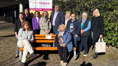 Das Netzwerk gegen Gewalt an Frauen bei der Einweihung der Orange Bank im Innenhof des Landratsamtes. (Foto: Landratsamt Dachau, Sina Török)