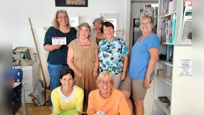 Kathrin Loder (unten li) bedankte sich im Namen von pfiff für die Spende. (Foto: Loder)