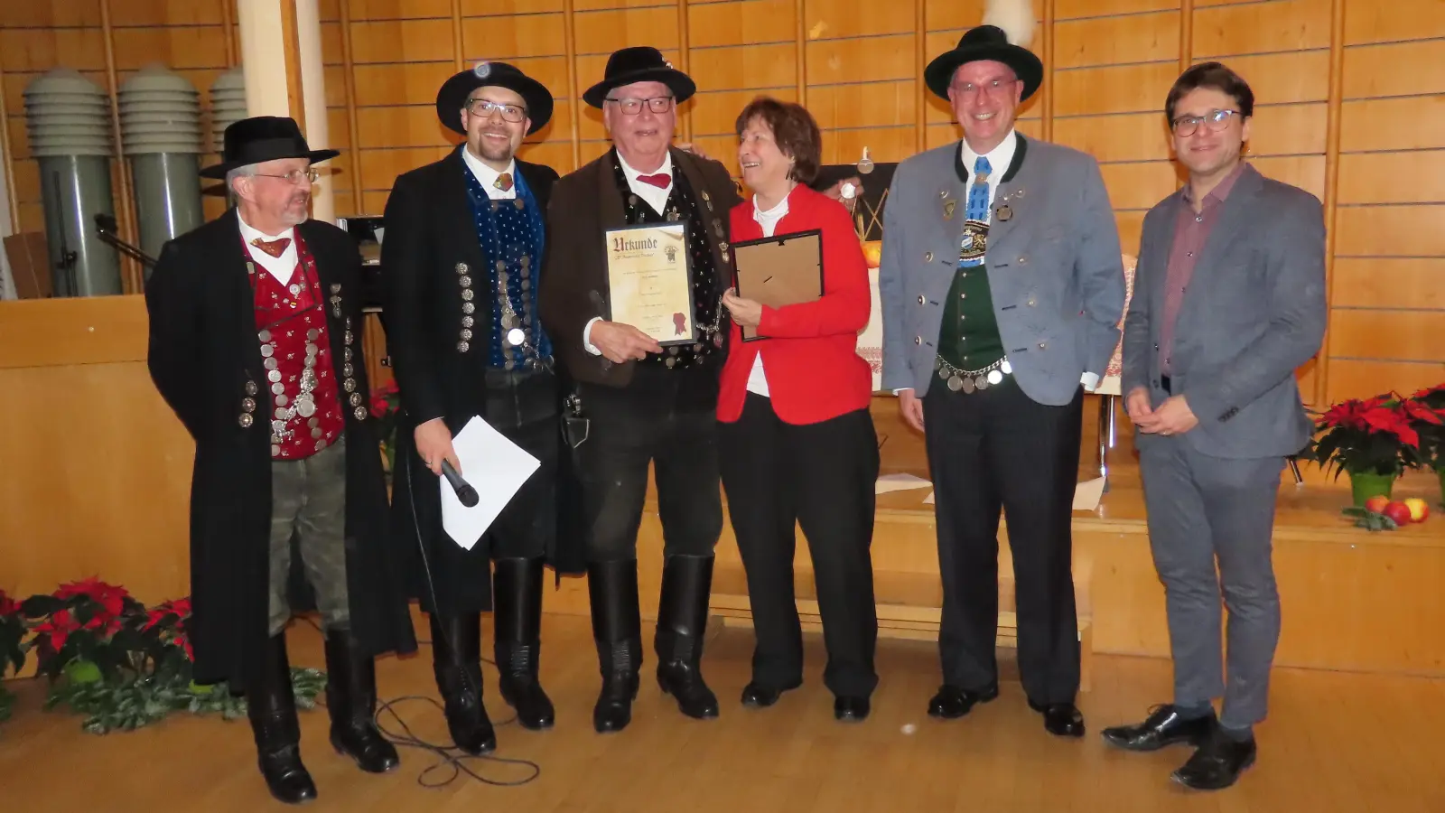 Heinz Riedlbeck und Ilse Modes (Mitte) werden für 60 Jahre Vereinszugehörigkeit geehrt. Mit auf dem Bild: Stefan Konicsek, Markus Erhorn, Christoph Hauptvogel sowie OB Florian Hartmann. (Foto: D'Ampertaler)