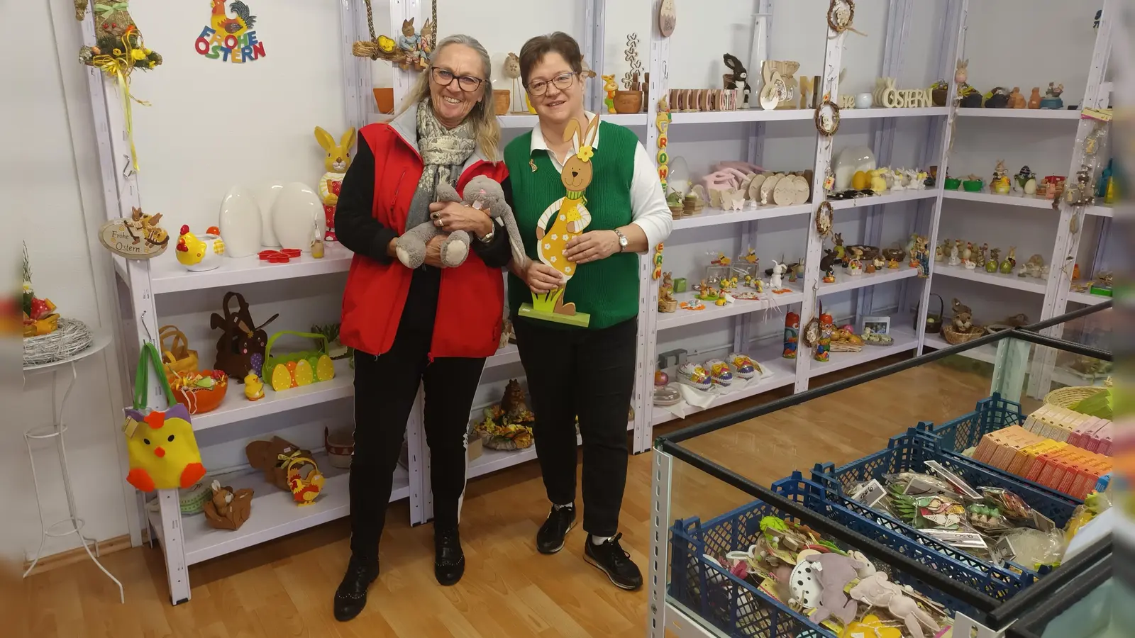 Brigitte Solleder (rechts) und Conny Chlistalla haben schon alles für Ostern hergerichtet. (Foto: BRK Dachau)