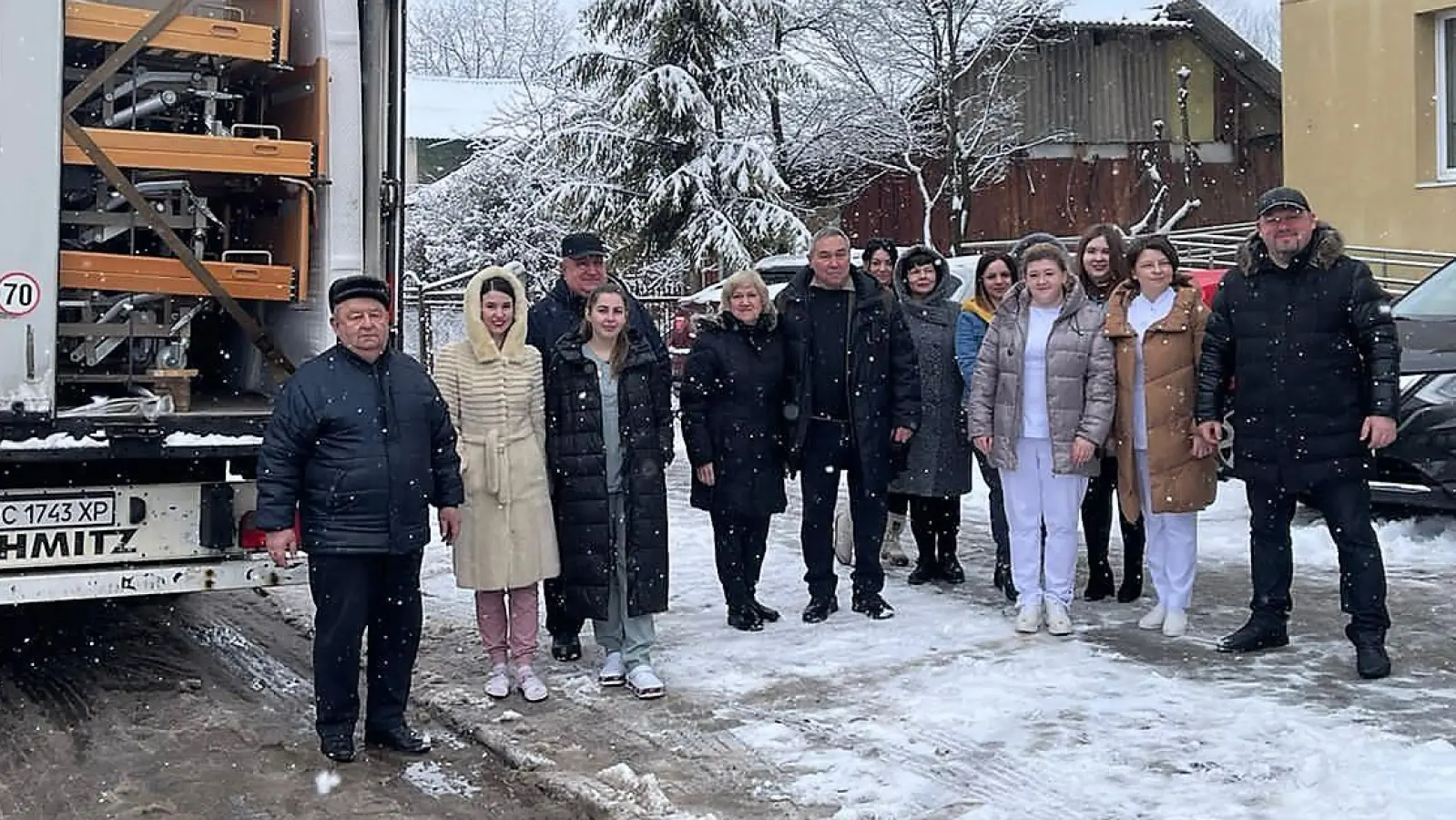 Die Belegschaft des Krankenhauses Kolomeyja freut sich über die dringend benötigten Betten. (Foto: BRK Dachau)