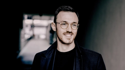 Aris Alexander Blettenberg ist Träger des Bayerischen Kunstförderpreises und seit 2024 Chefdirigent der Kammeroper München. Bei den Konzerten ist er Solist am Klavier. (Foto: Andrej Grilc)