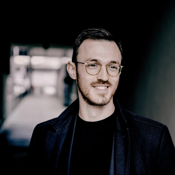 Aris Alexander Blettenberg ist Träger des Bayerischen Kunstförderpreises und seit 2024 Chefdirigent der Kammeroper München. Bei den Konzerten ist er Solist am Klavier. (Foto: Andrej Grilc)