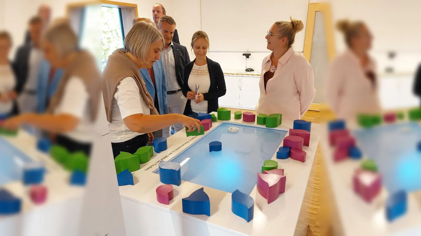 Am Multitouch-Tisch können Teams der Ausstellung „DiversityParcours” die Wirkung von Vielfalt gemeinsam entdecken.  (Foto: Franzsikuswerk Schönbrunn)