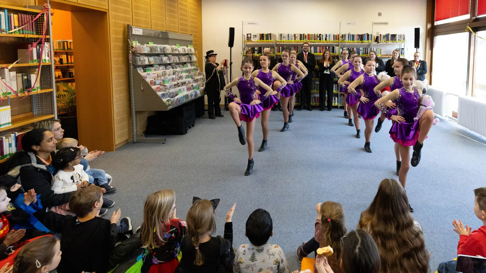 Der Tanz der Dachauer Prinzengarde begeisterte die Kids. (Foto: Dachauer Faschingsverein
)
