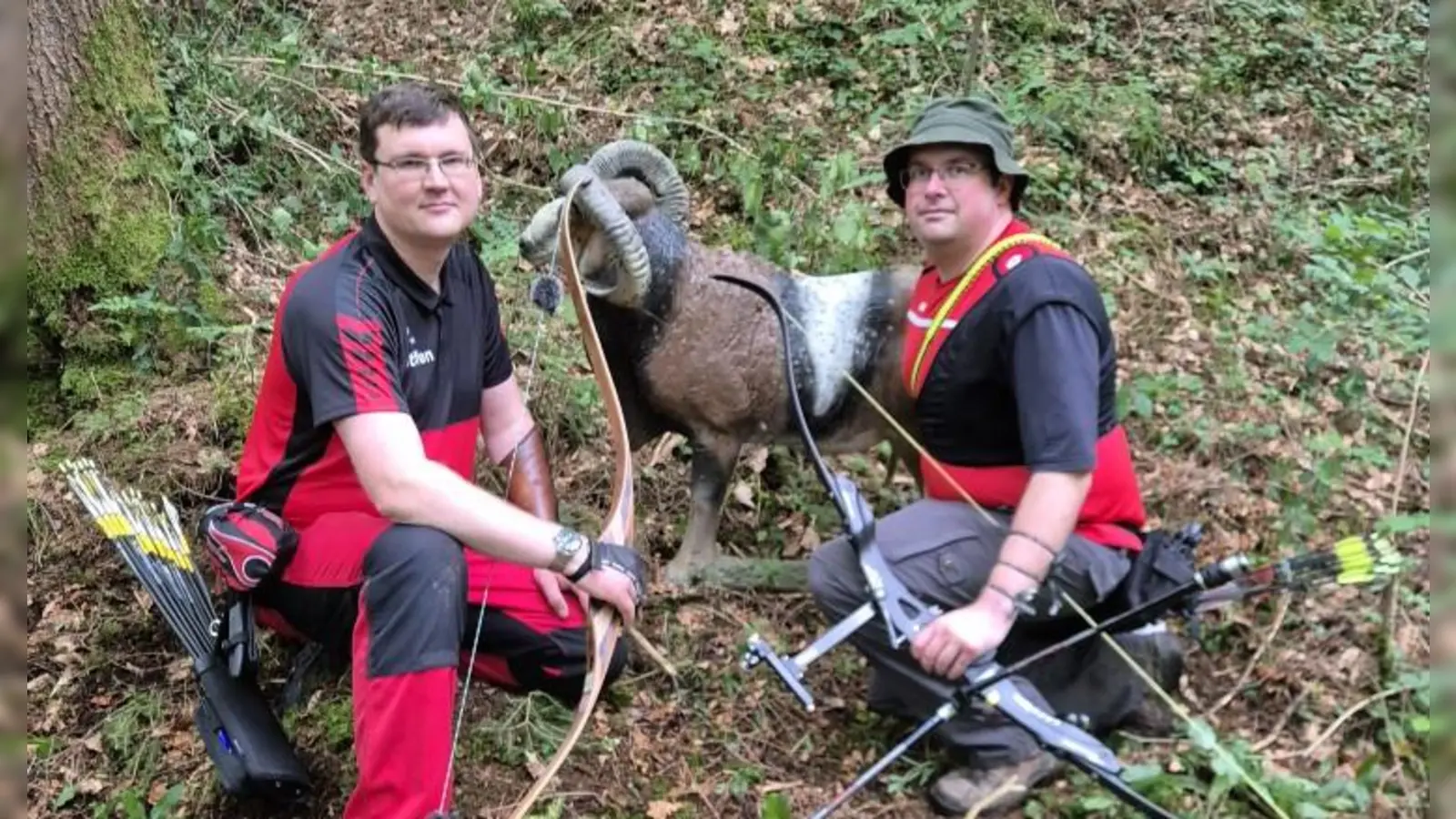 Steffen Schreiber (links) und Goldgewinner Alexander Asselborn bei einem 3D-Ziel auf dem Parcours. (Foto: TSV 1865)