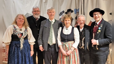 Ein Abend rund um's Dirndl mit (von li) Evi Wittmann, Sebastian Friesinger, Edgar Forster, Christa Schönbauer, Stefan Koniczek und Markus Erhorn. (Foto: Edgar Forster)