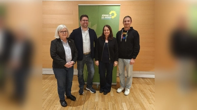 Die Grünen nominierten ihren Kandidaten (von links): Jutta Krispenz (Ortssprecherin), Martin Modlinger (OB-Kandidat), Simone Duling (Beisitzerin Ortsvorstand), Florian Wenzel (Beisitzer Ortsvorstand)<br>  (Foto: Grüne)