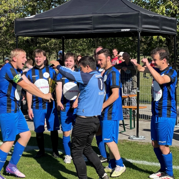 Mit großer Freude nahmen die Spieler des FC Attl den Siegerpokal entgegen. (Foto: Franziskuswerk)