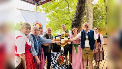 Traditionelle Bierprobe vor dem Karlsfelder Siedlerfest. (Foto: Weimer & Paulus)