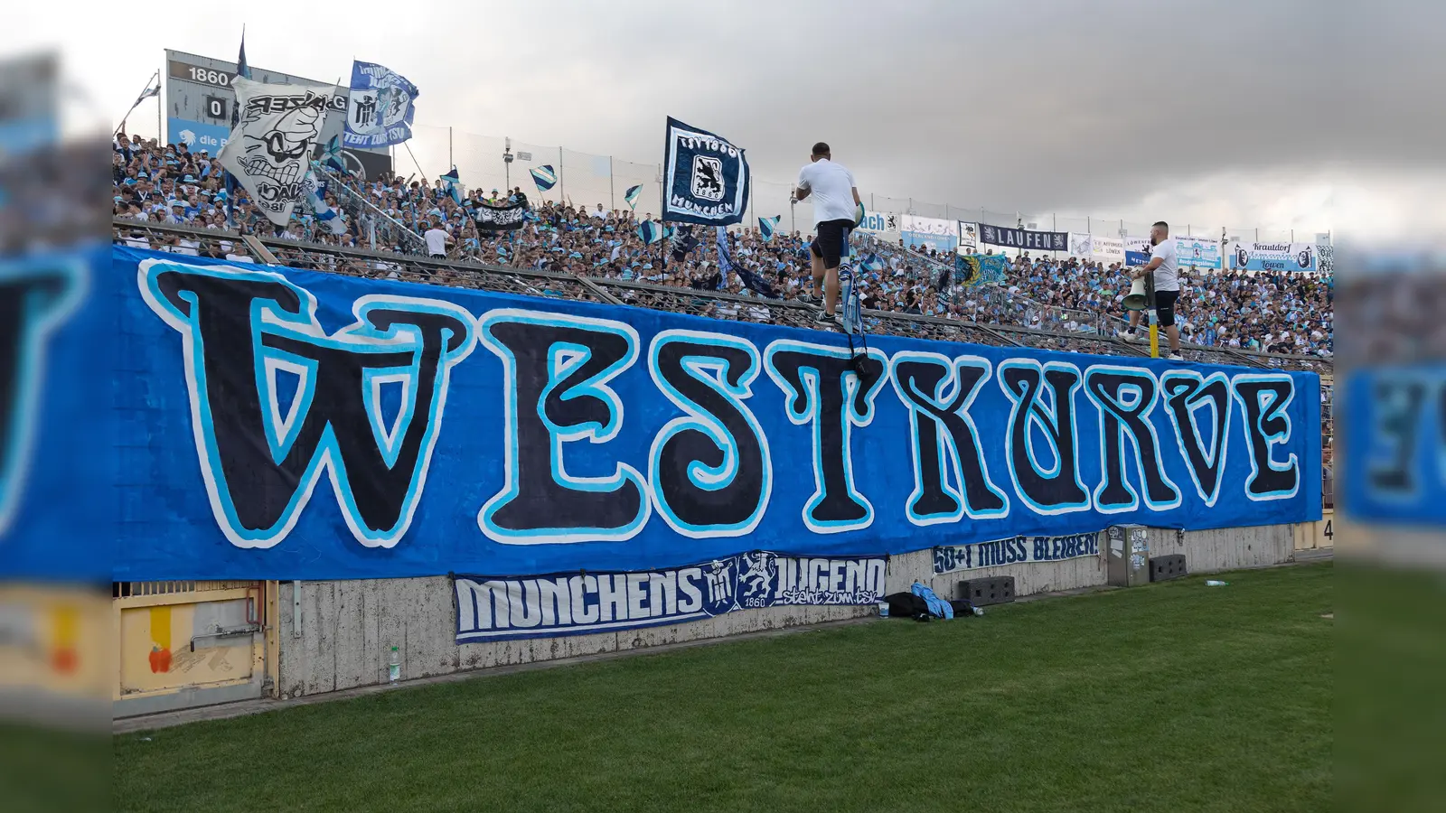 Heimat der Löwenfans: Westkurve im Grünwalder Stadion. (Foto: Anne Wild)