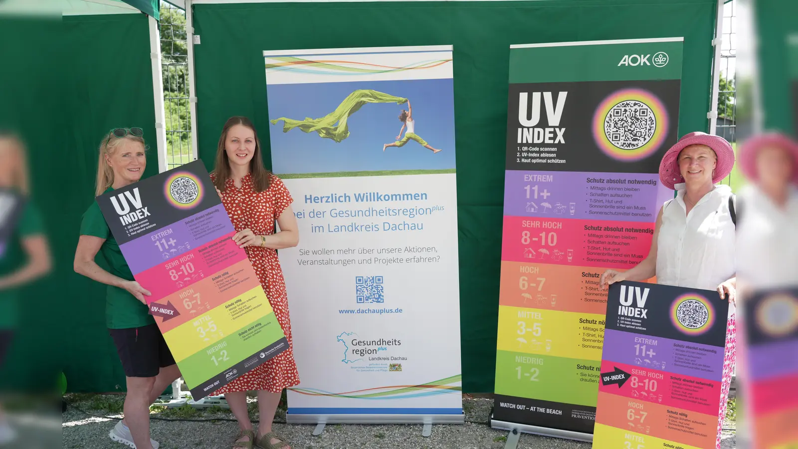 Inge Lexen, Sarah Härpfer und Annette Eichhorn-Wiegand (v. l.) bei der Übergabe der UV-Tafeln. (Foto: Gesundheitsregion Plus)