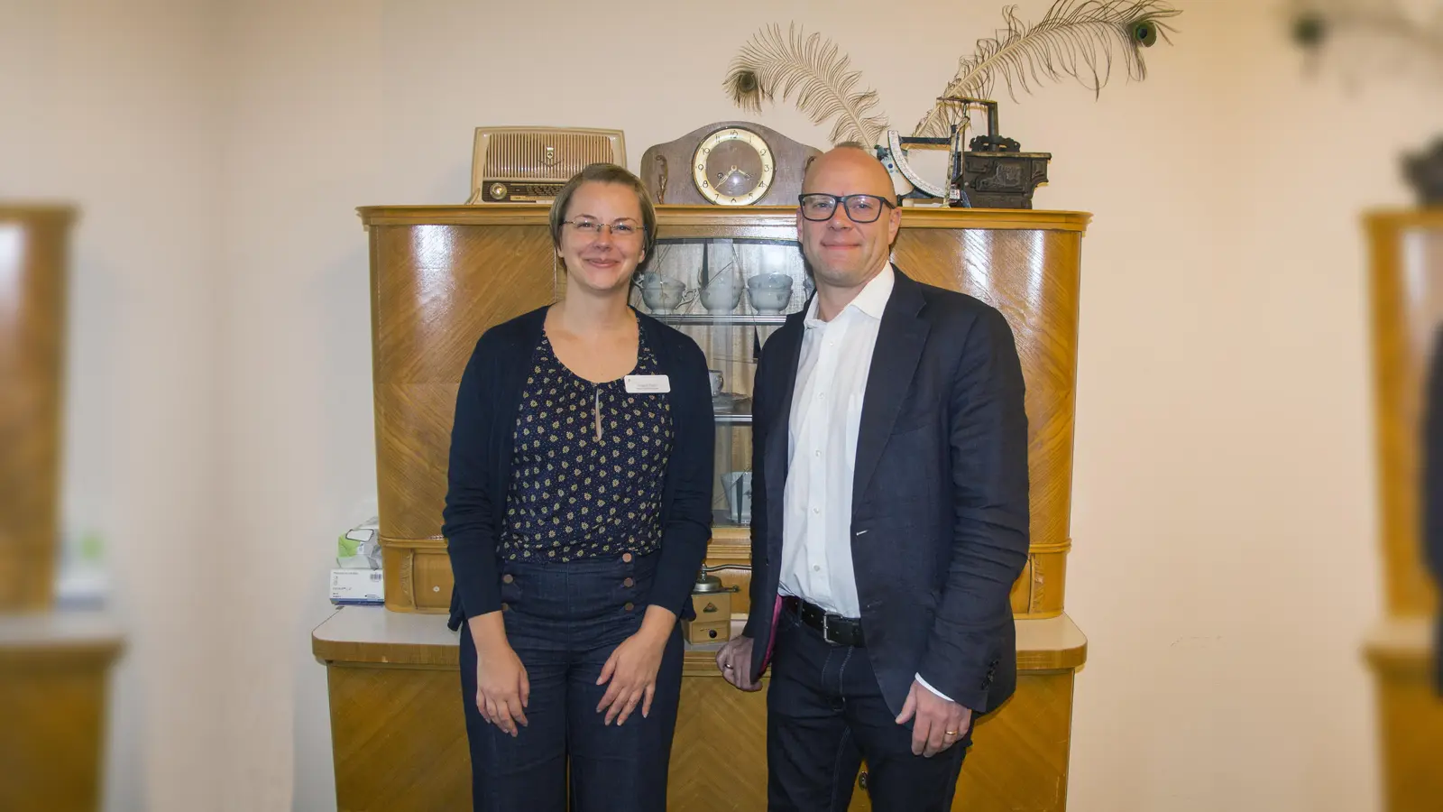 Dr. Björn Johnson und Irmgard David im Raum der Erinnerungen. Sie geben Hilfestellungen für den richtigen Umgang mit Demenz. (Foto: Helios)