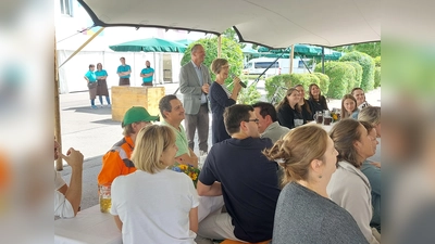 Die Geschäftführenden Michaela Streich und Markus Holl begrüßten beim traditionellen Weißwurstessen zahlreiche Jubilare. (Foto: Frömer)