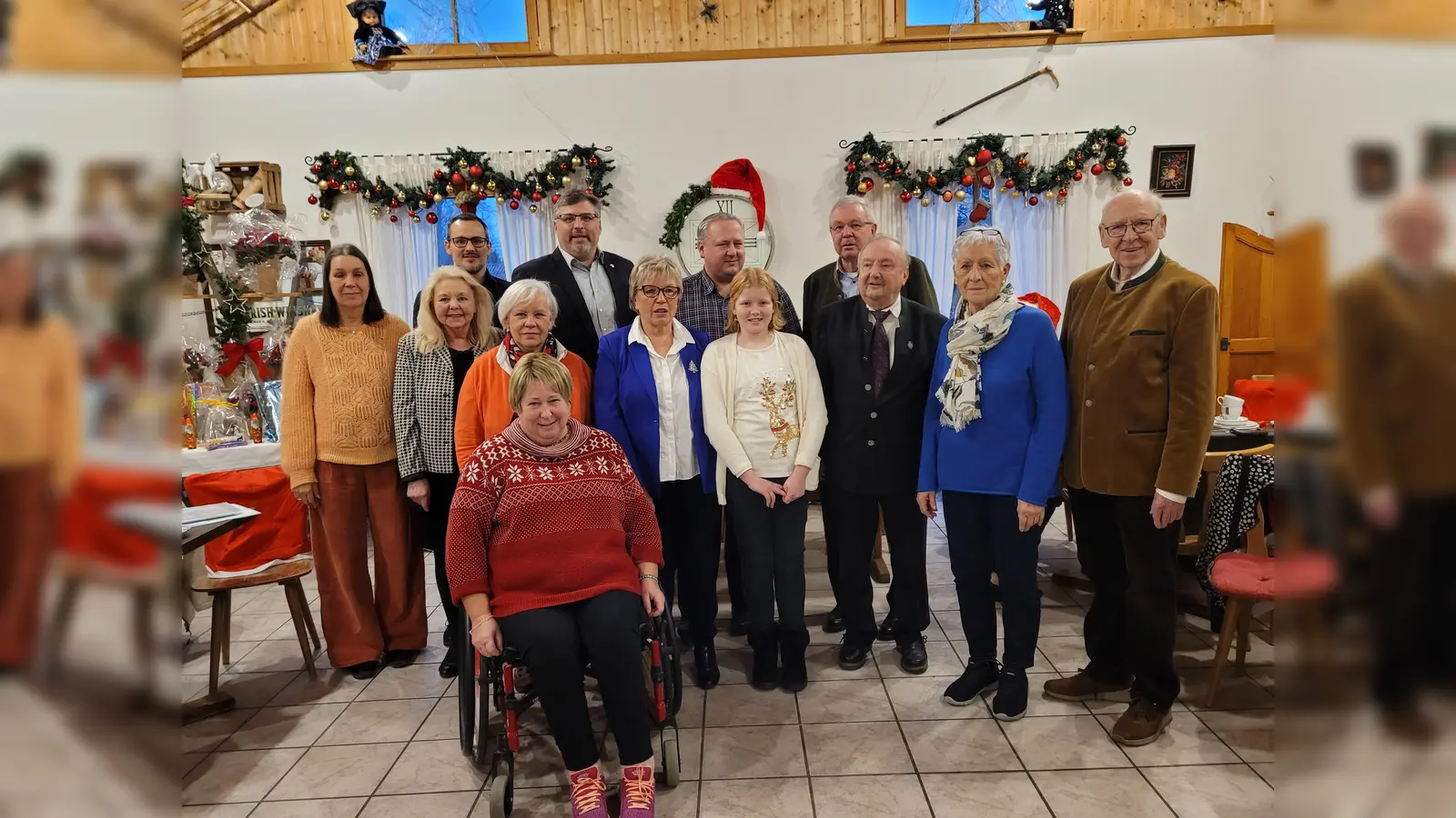 Freudiges Wiedersehen im Gartlerstüberl: Silke Stein-Rödig, Christine Unzeitig, Benjamin Markovic, Stefan Löwl, Robert Gasteiger und Thomas Höbel (hintere Reihe von li), Dagmar Krumpach, Gertrud Schmidt-Podolsky, Laura Schmidt, Horst Ullmann, Elisabeth Zimmermann und Hartmut Baumgärtner (2. Reihe von li) und Ute Tippelt (vorn). (Foto: red)