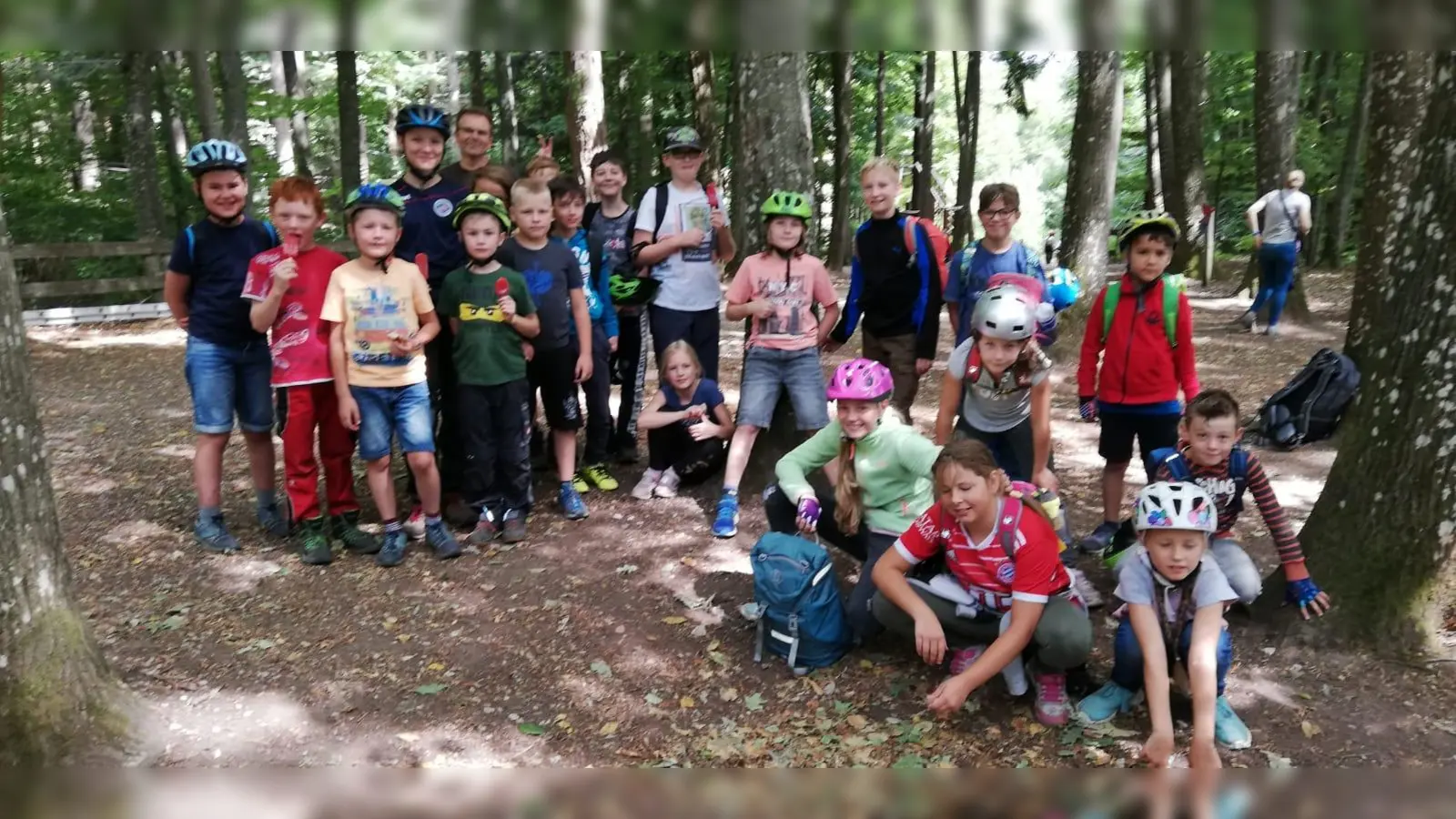 21 Mädchen und Jungen mit vier Betreuern des CSU-Ortsverbands genießen den Ausflug in den Waldkletterpark in Jetzendorf. (Foto: CSU Ortsverband)