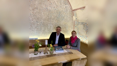 1. Bürgermeister Christian Blatt (li) und Stephanie Burgmaier (re) im Gewölbezimmer. (Foto: Gemeinde Erdweg)