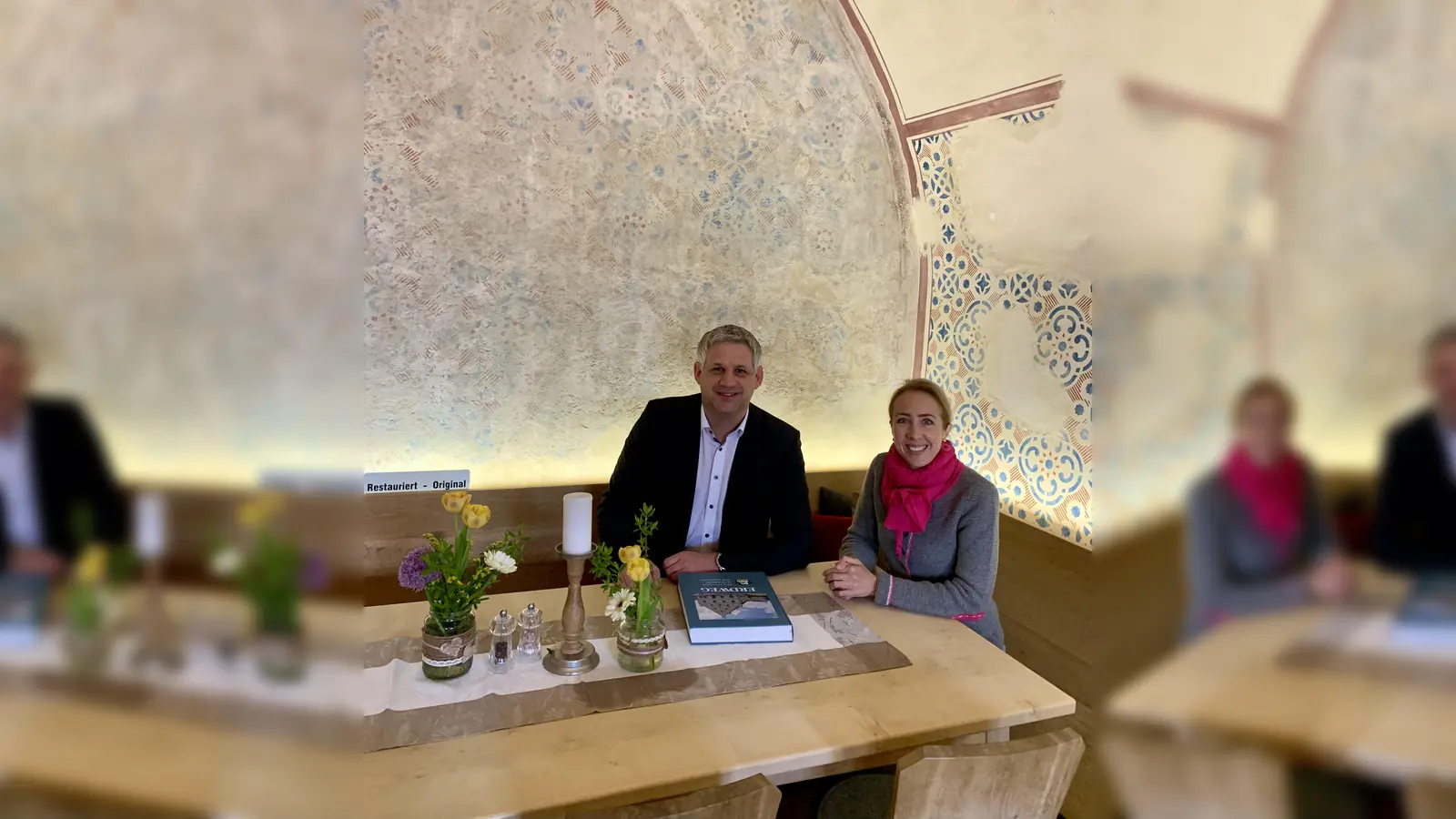 1. Bürgermeister Christian Blatt (li) und Stephanie Burgmaier (re) im Gewölbezimmer. (Foto: Gemeinde Erdweg)