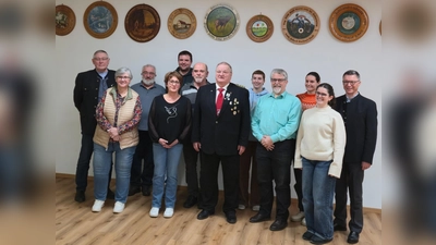 Alfred Reiner, Sylvia Aschbichler, Rudi Horra, Heike Fleischhauer, Max Straucher, Sepp Gibis, Lenz Aschbichler, Janina Burgmair, Markus Richter, Lisa Ban, Janine Richter, Wolfgang Hörl (v. l.). (Foto: Frei-Glück Schwabhausen)