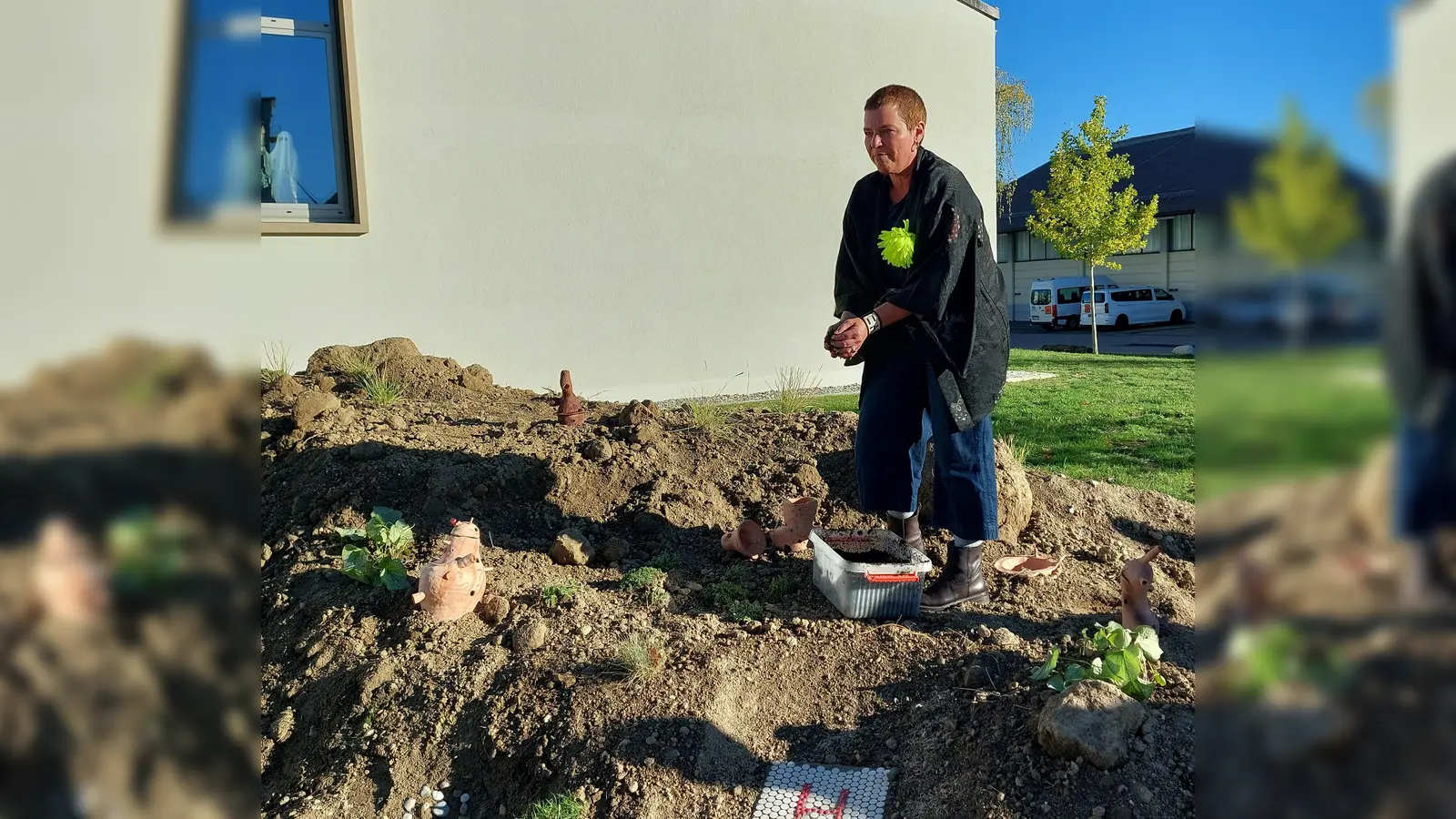 Die Künstlerin Judith Egger entlässt die ersten Gäste in das weltweit erste 5-Sterne-Wurmhotel in Schönbrunn. (Foto: Frömer)