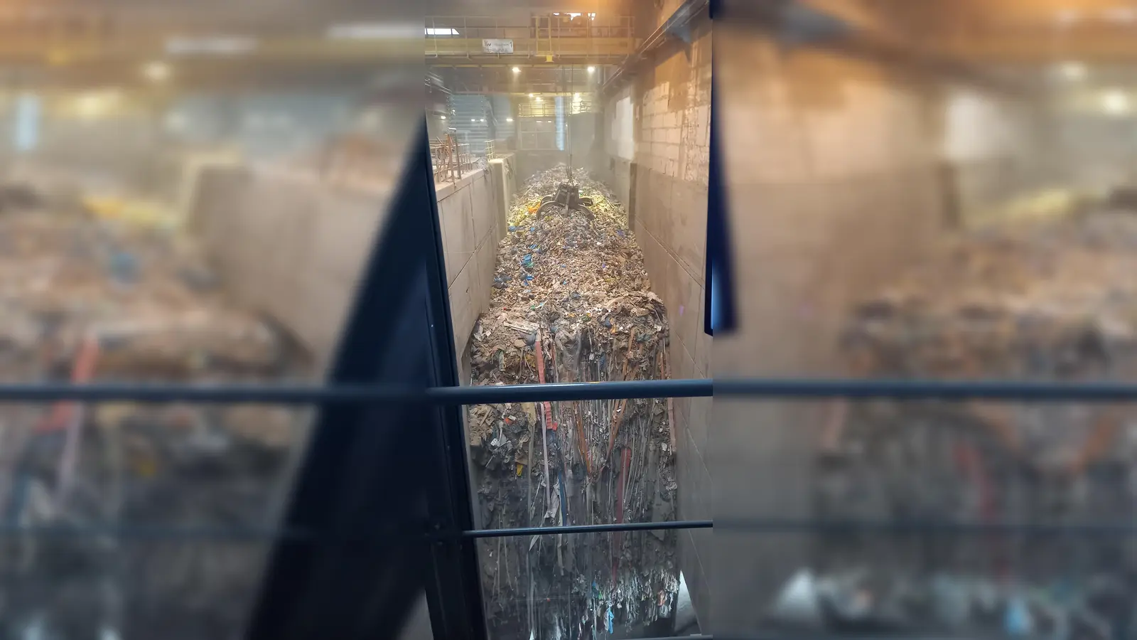 Der Müllbunker im Abfallheizkraftwerk Geiselbullach.  (Foto: Kommunale Abfallwirtschaft)