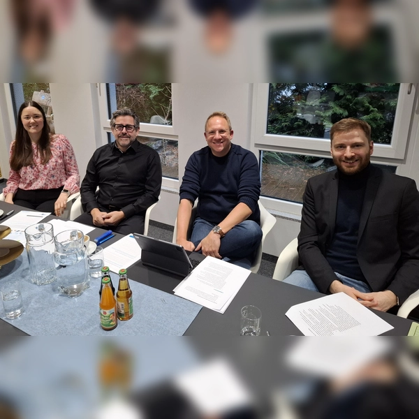 Die Vertreter des IHK-Regionalausschusses Dachau stellten die Umfrageergebnisse vor (von links): Anja Sperr, Werner Mooseder, StefanFichtl mit Florian Reil. (Foto: jj)