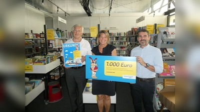 Bei der Übergabe (von li): 2. Bürgermeister Otmar Parsche, Büchereileiterin Marion Leitmeir und Josef Bestle von der Bayernwerk Netz GmbH. (Foto: Gemeinde Erdweg)