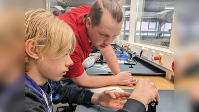 Sven Eibicht, Leitung E-Technik, mit Schüler Alexander während des Lötens an einer Platine. (Foto: Butz & Neumair GmbH Aufzugbau)