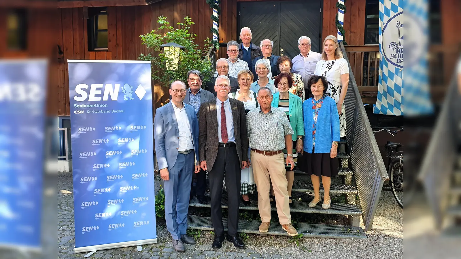 MdL Bernhard Seidenath, Burkhard Haneke, Bernhard Gaigl (v. l., 1. Reihe), Hansjörg Christmann, Elisabeth Leukhart, Elke Habersetzer, Maria Kreitmair (v. l., 2. Reihe), Hans Hirth, Martina Thurow, Elsa Bergschneider (v. l., 3 Reihe), Karl-Heinz Bruchmann, Joachim Hampe, Wolfgang Hampe, Jürgen Schindler, Ramona Fruhner (v.l., 4. Reihe). (Foto: Senioren-Union Dachau)
