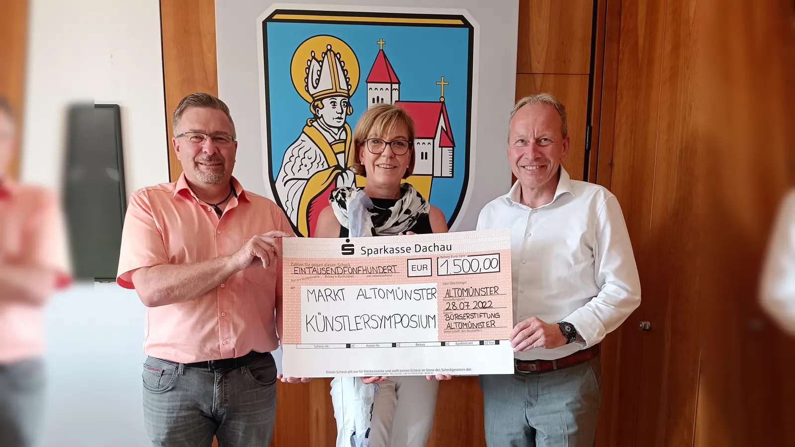 Susanne Allers (Mitte) und Michael Reiter (li) nehmen dankbar die Spende von Josef Steinhardt entgegen (Foto: Allers)