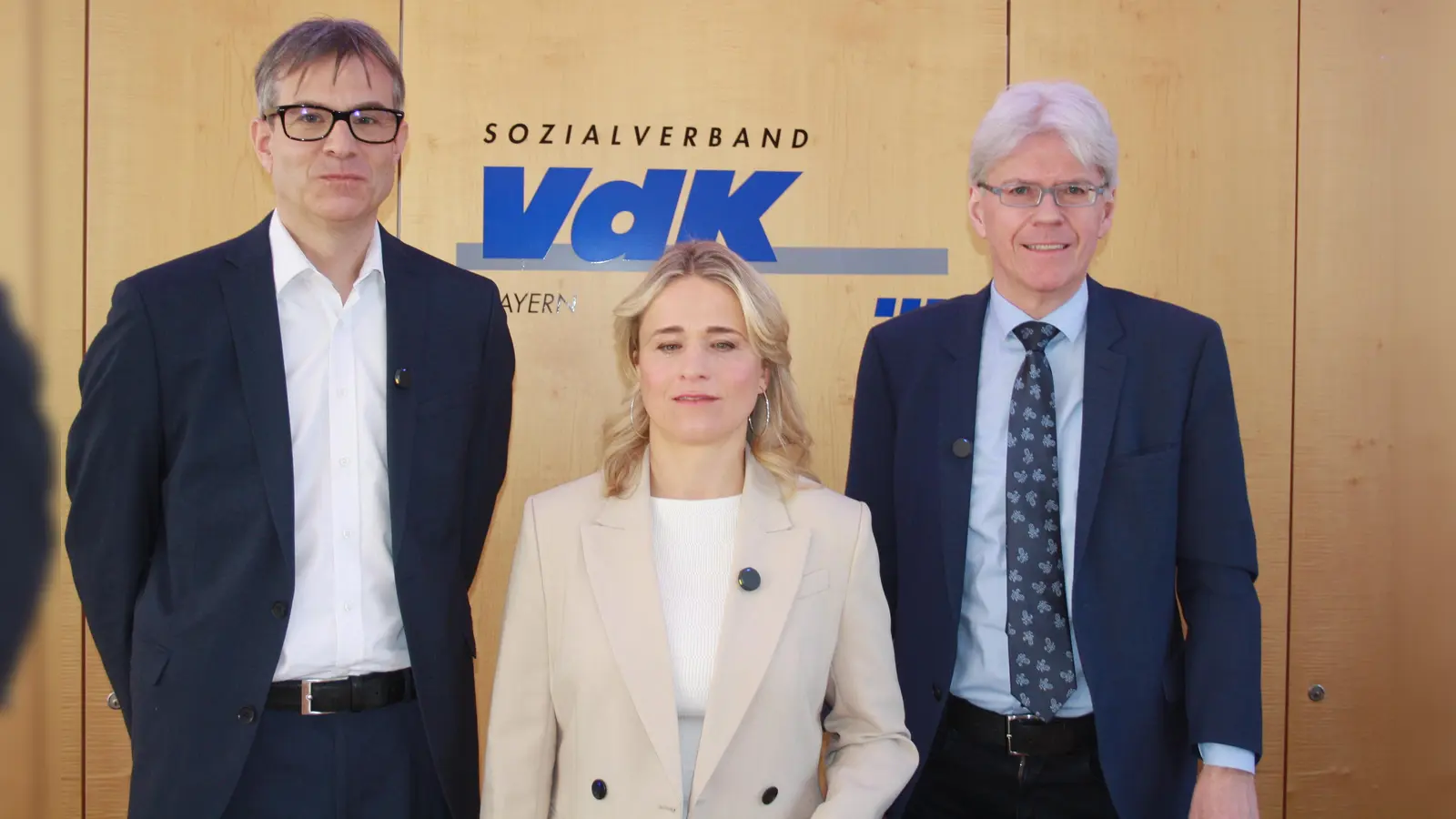 VdK-Präsidentin Verena Bentele mit stv. Pressesprecher Sebastian Heise und Landesgeschäftsführer Michael Pausder (rechts). (Foto: job)