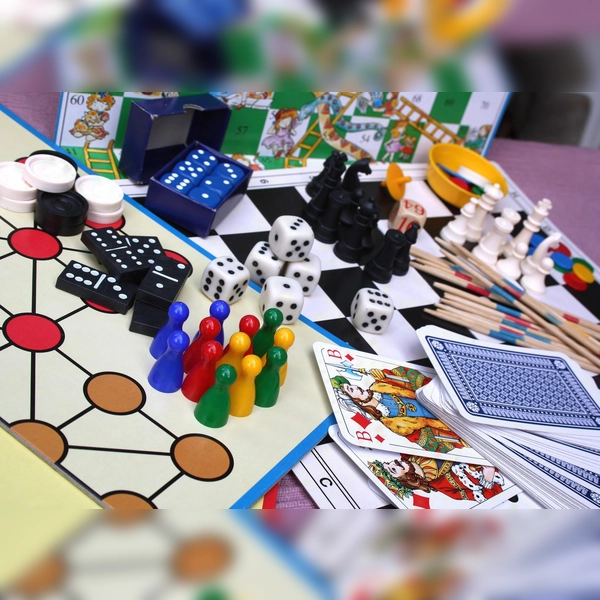 Von Klassikern bis zu neuen Entdeckungen: Beim Spielenachmittag stehen zahlreiche Gesellschaftsspiele bereit. (Foto: © ÖW/J. Svetnickova  )