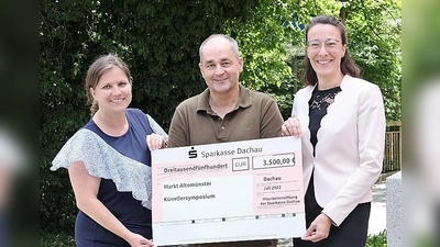 Beiratsvorsitzender Steffen Hoffmann und Beiratsmitglied Melanie Stöger (re) von der Mitarbeiterstiftung der Sparkasse Dachau übergeben die Spende an Susanne Köhler, Kulturreferentin der Marktgemeinde Altomünster.<br> (Foto: Sparkasse Dachau)
