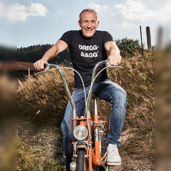 Kabarettist und Comedian Michl Müller tanzt den „Limbo of Life“. (Foto: Thomas Pfeiffer)