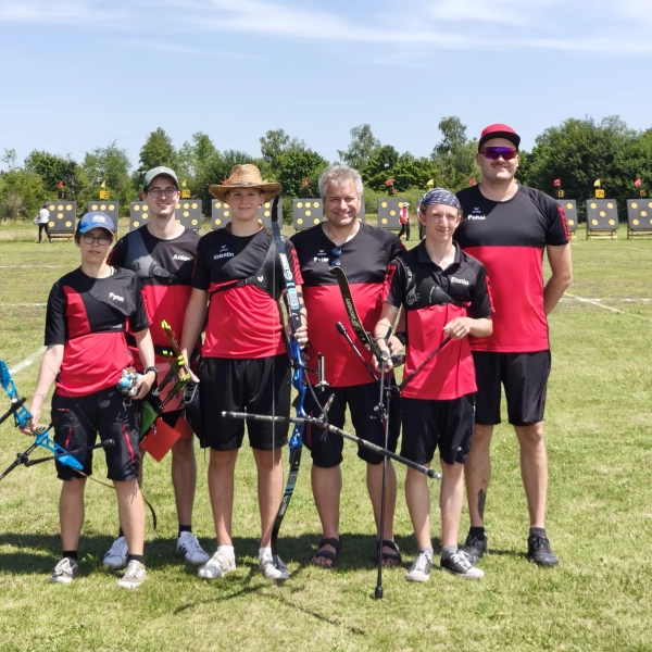 Die erfolgreichen Teilnehmer der Bogenschützen Dachau bei der Bayrischen Meisterschaft in Garching-Hochbrück. (Foto: TSV Dachau)