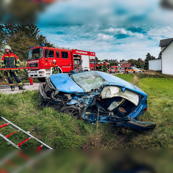Die Fahrerin des PKW wurde mit dem Hubschraub ins Krankenhaus gebracht. (Foto: Kreisbrandinspektion Dachau)