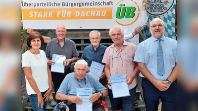 Ehrung mit (von li) 2. Vorsitzende Renate Rösch, Kassier Dieter Holder, Dieter Hermann, Franz Xaver Vieregg, Günter Kaltner und 1. Vorsitzender Jürgen Schleich. (Foto: ÜB Dachau)