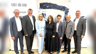 Künstlerin Karin Schuff (4. von li) im Kreis von Bernhard Seidenath, Stefan Löwl, Kuratorin Dr. Bärbel Schäfer, OB Florian Hartmann, Josef Mederer und Bankvorstand Johann Schöpfel (von li). (Foto: VR Bank)