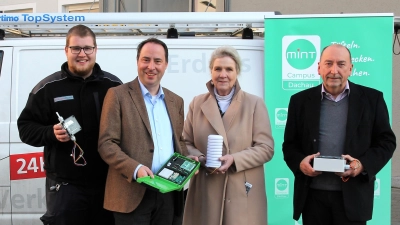 Startschuss “Challenge 125” mit (von li) Philipp Gregorzewski und Christian Stangl, (beide Stadtwerke Dachau), Projektleiterin Eva Rehm und Ingenieur Rolf Frey (beide MINT-Campus). (Foto: Stadtwerke)