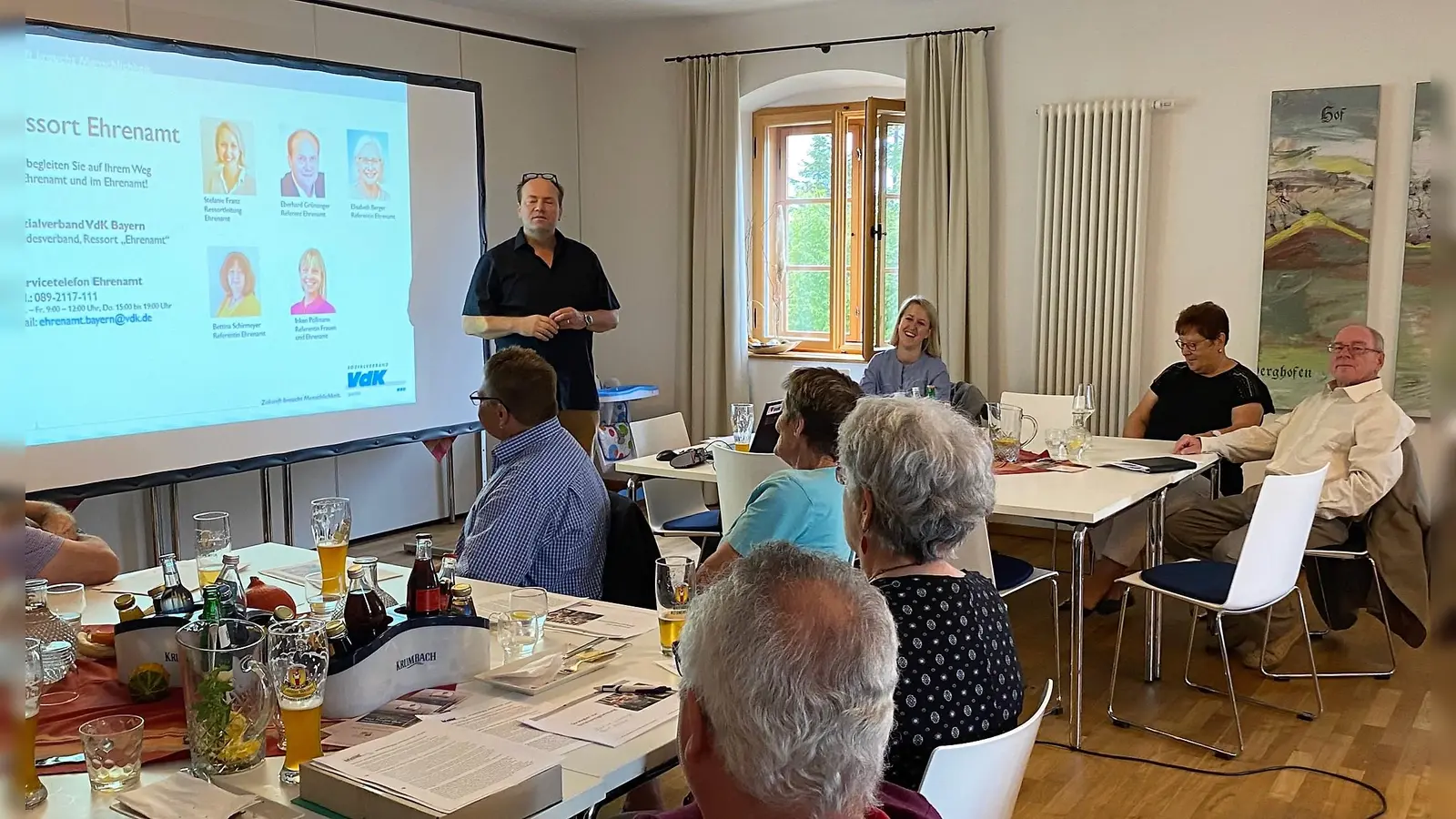 Informationsveranstaltung mit Fachreferent Eberhard Grünzinger (stehend) vom VdK Bayern. (Foto: VdK Dachau)