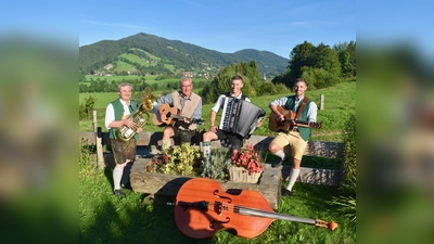 Die HuabaoimMusi unterhält beim Weinfest. (Foto: Peter Herrnberger )