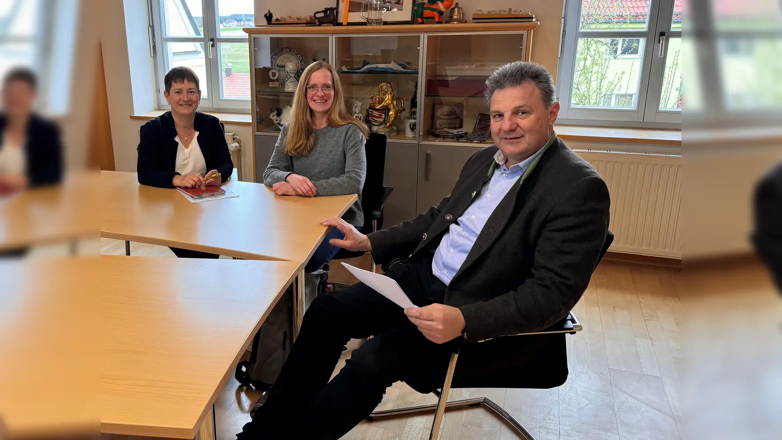 Anke Wolf (links, leitende Pflegeberaterin des Pflegestützpunktes), Stefanie Otterbein (Fachstelle Demografie Managen) und Helmut Zech (Bürgermeister der Gemeinde Pfaffenhofen a.d. Glonn und stellvertretende Landrat). (Foto: Nicole Klostermayr)