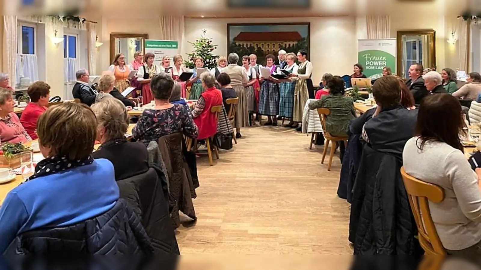 Bei der Weihnachtsfeier der Landfrauen wurden Lieder des Evangelisten Lukas vorgetragen (Foto: BBV Dachau)