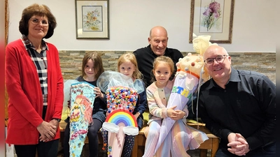 Prämierung mit (von li) Renate Rösch (2. Vorsitzende ÜB), Fenya, Svea, Martin Lehn (Schirmherr), Martha und Jürgen Schleich (1. Vorsitzender ÜB). (Foto: red)